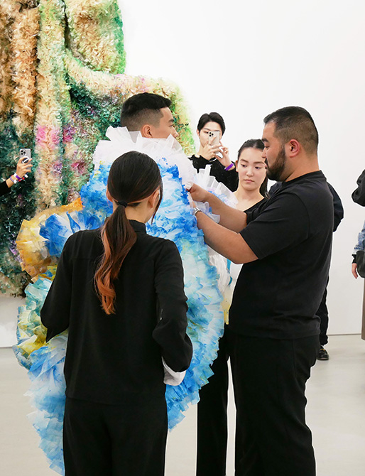 ファッションとアートの境界線を超えて。「TOMO KOIZUMI」初のアート