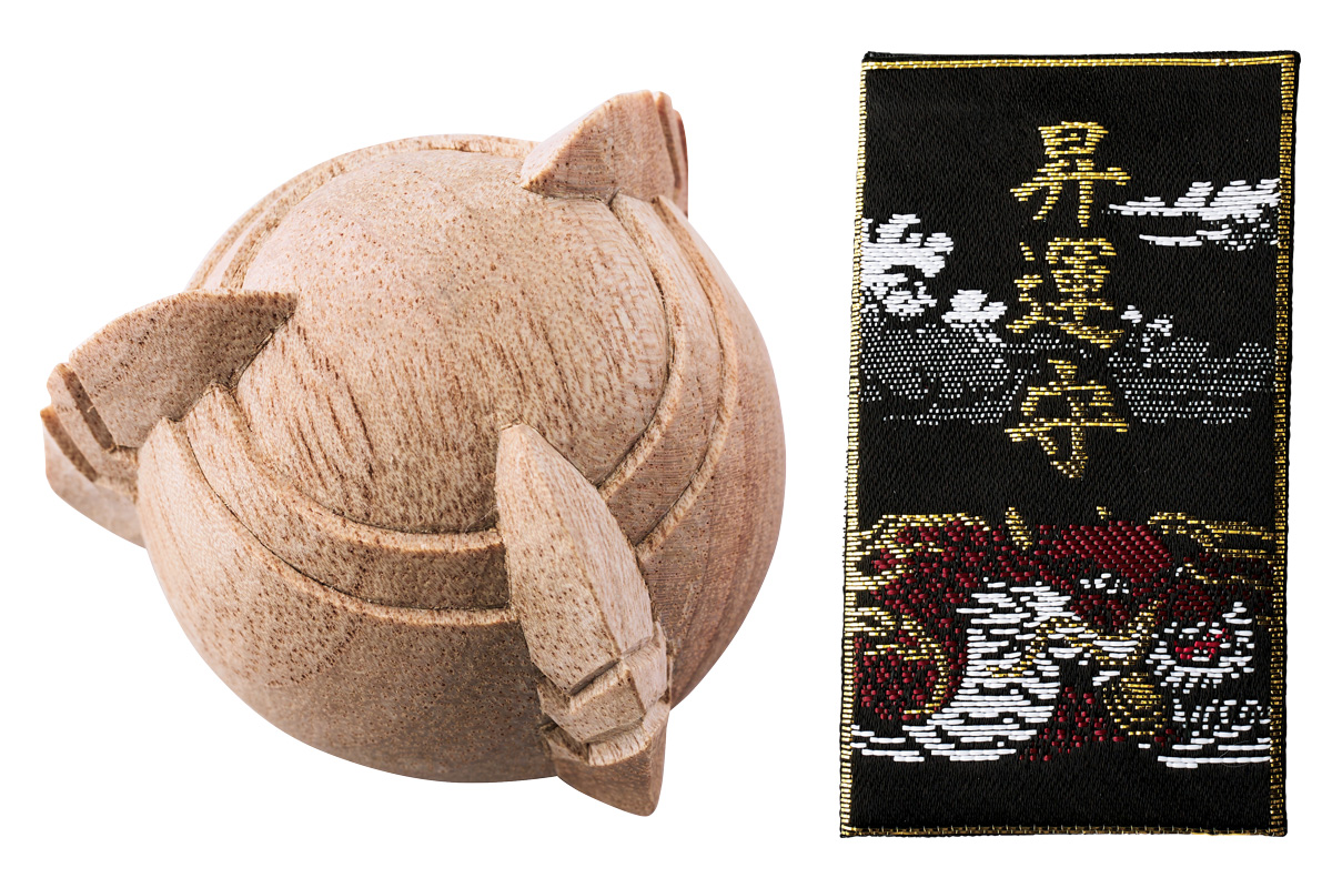 龍神が「水噴き龍」として祀られる富山の新川神社。木彫りの龍の珠や昇