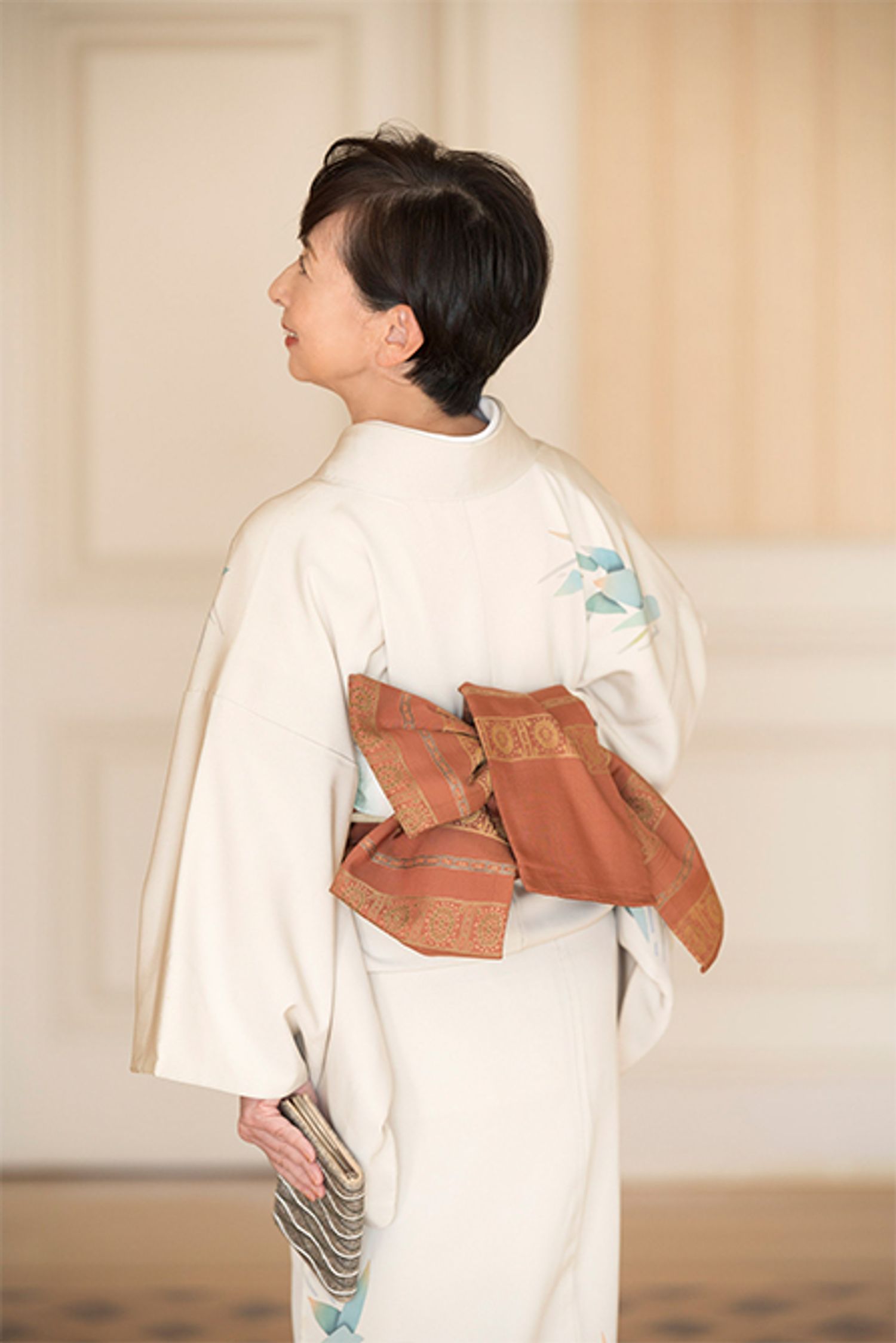 着付けの石山さんがご提案くださった大人のパーティ半幅。アシメトリーに結ぶことでお太鼓結びよりも躍動感のある後ろ姿が完成。