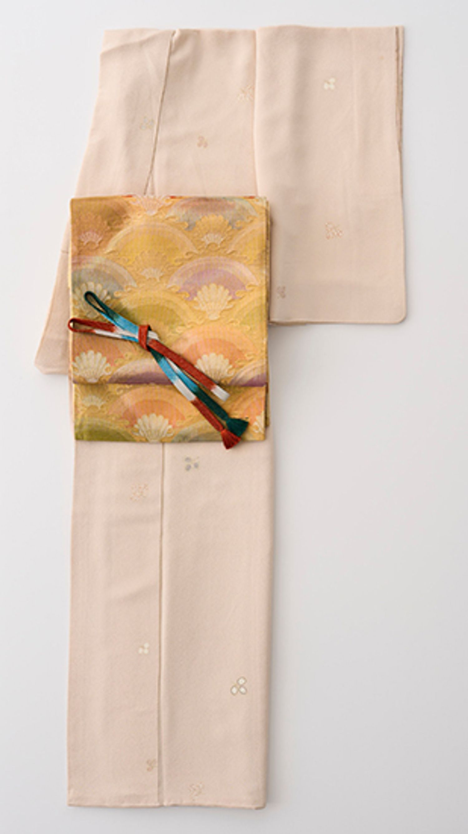 40代の頃、銀座きしやにてご自身で求めたという付け下げ。箪笥に眠っていた一枚が、格調高い帯によって晴れのシーンで活躍しそうです。