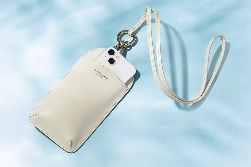 日常のあらゆるシーンで活躍する「ジョルジオ アルマーニ」のフォン