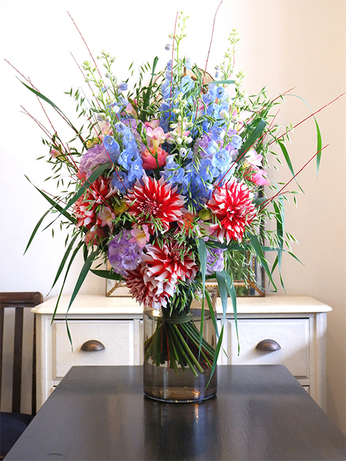 お目見えするのはこの時期だけ。“もこもこ”の淡いブルーが美しい