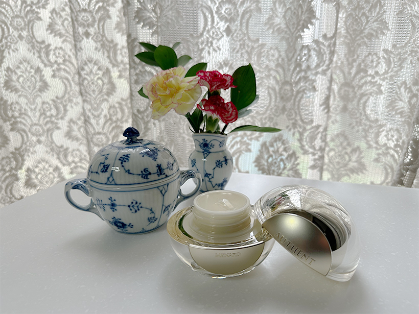 肌、何したの？”と聞かれるほどのハリと艶を。メナードの最高峰