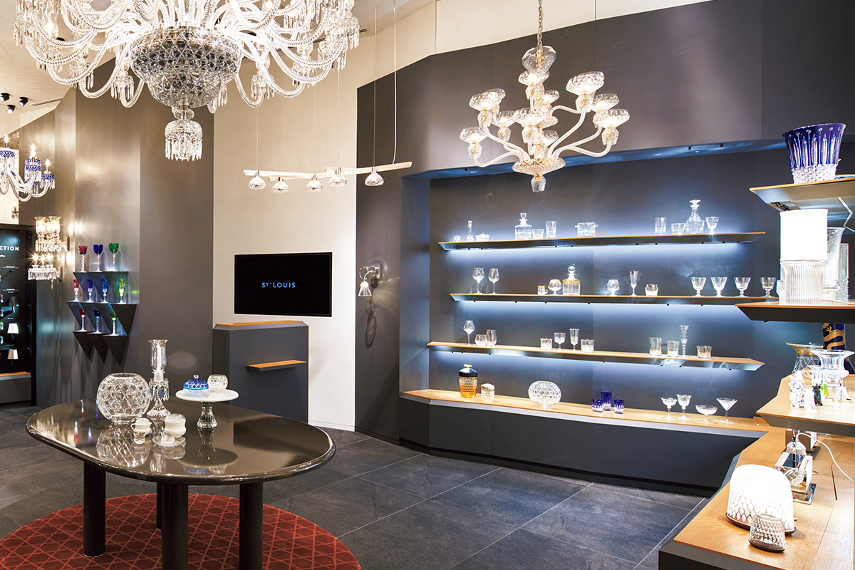 天然の溶岩石を使った職人技。鮮やかな地中海グリーンの新素材