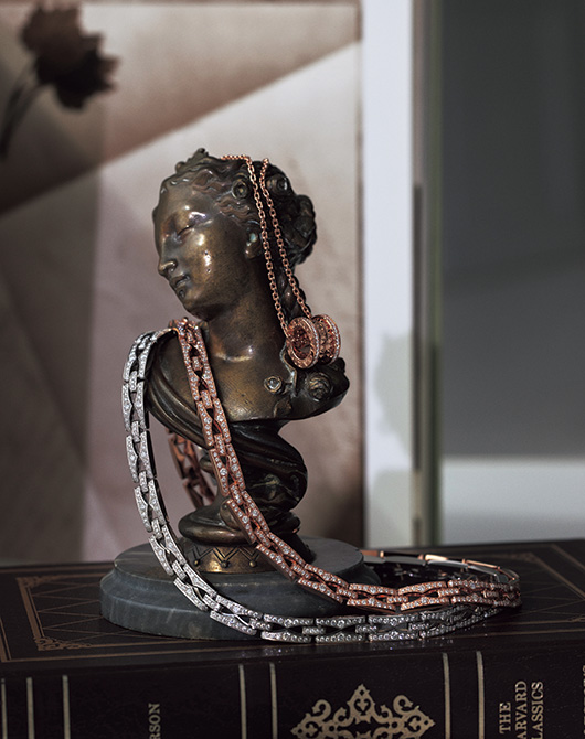 ブルガリ」の代表作「ビー・ゼロワン」を重ねてモダンに | 家庭画報