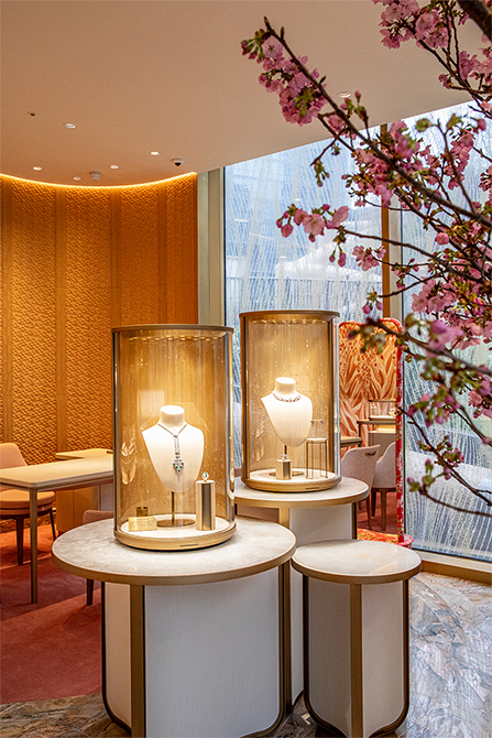 主役はカルティエのブローチ。お洒落に効くコーディネート