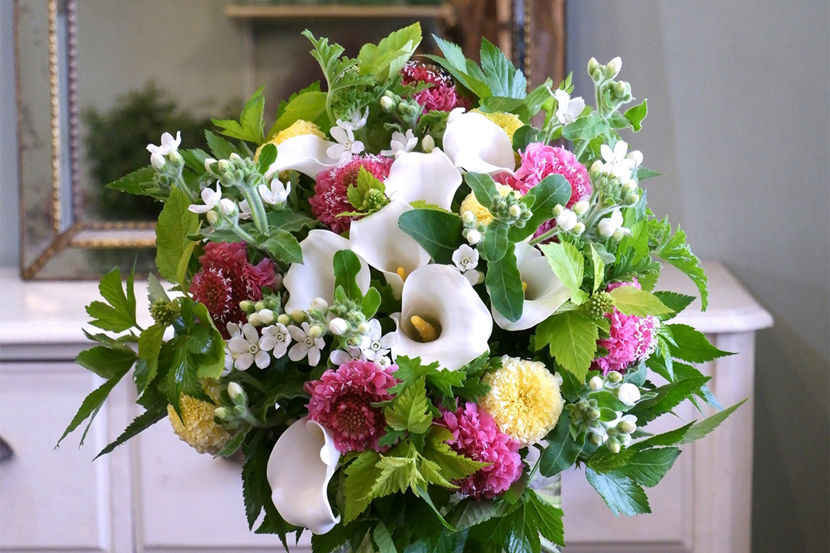 時代を超えて人気の花「カラー」。洗練された美しさのブーケ