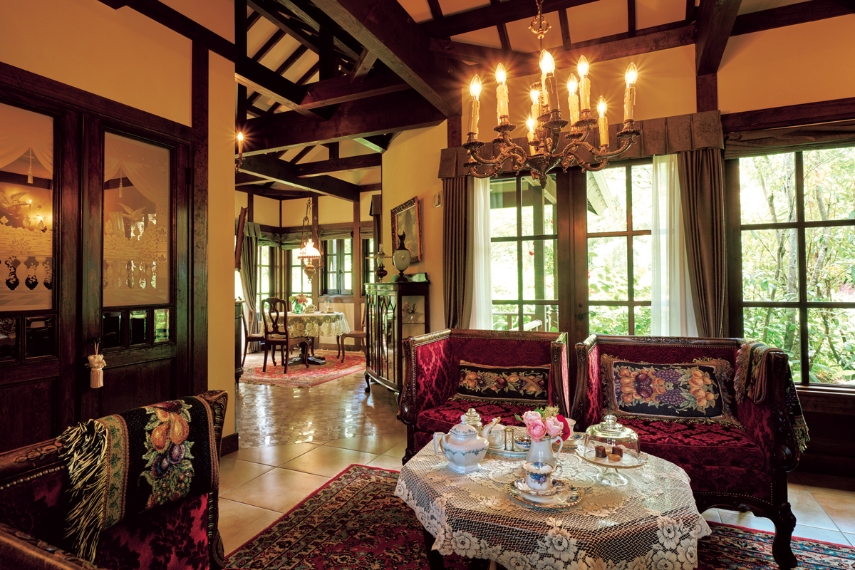 まるで秘密の花園！ 薔薇愛好家を魅了する「軽井沢レイクガーデン」と