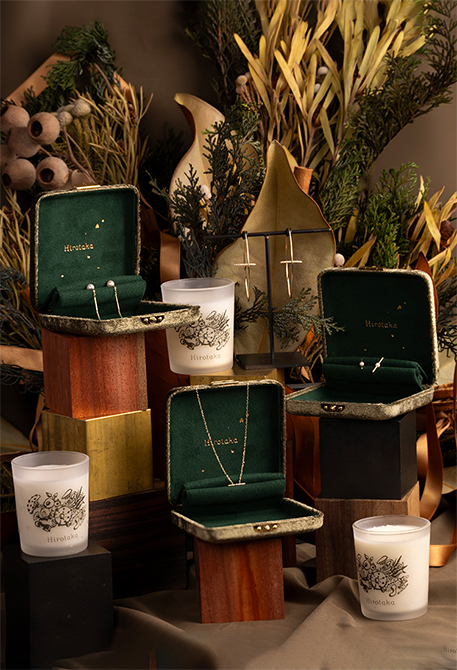 一粒の真珠を、食虫植物が発する甘い蜜に見立てたHirotaka の