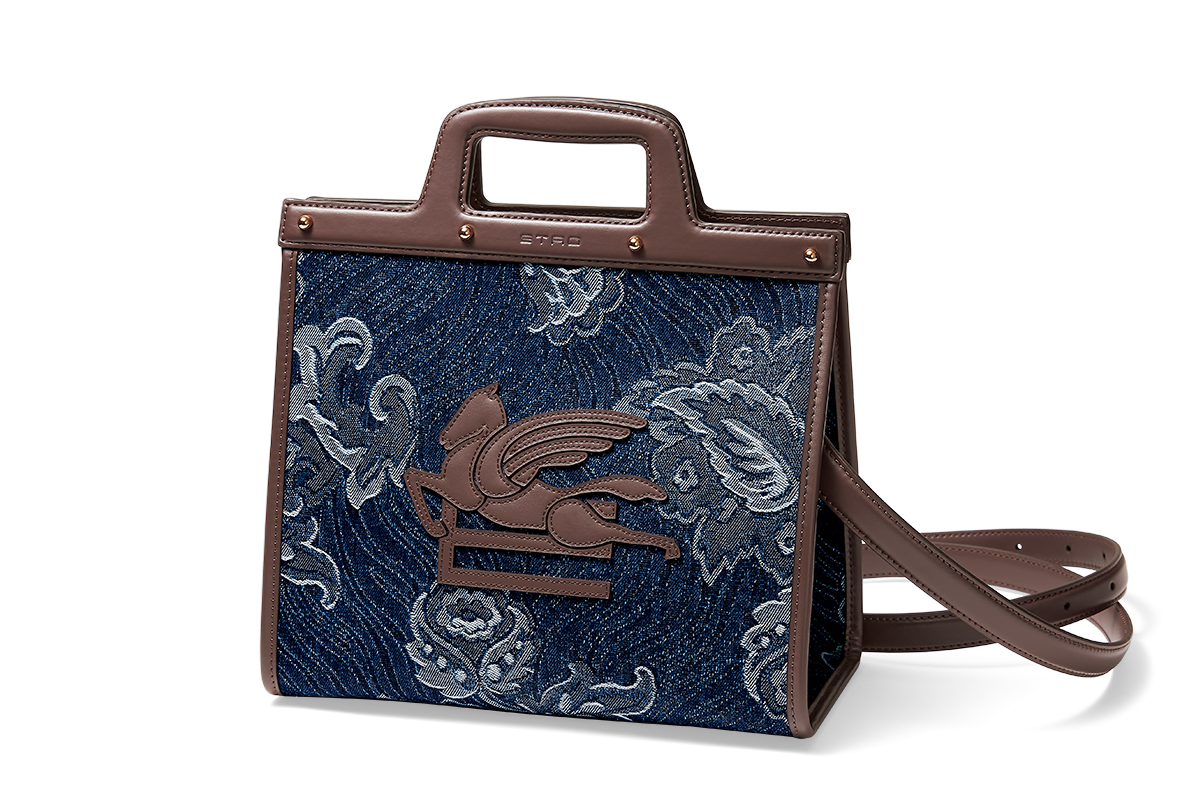 ペガソ”の刺繍が目を引く「エトロ」のハンドバッグで、秋冬の装いを