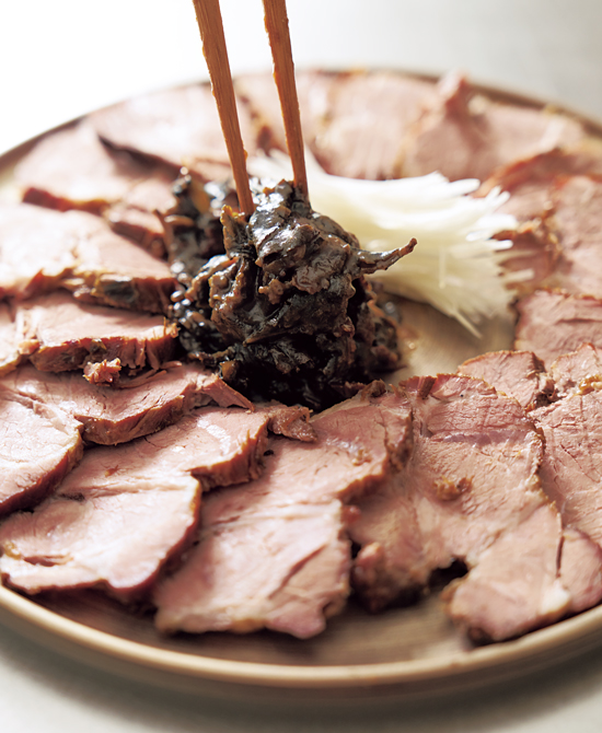 栗原心平さんが提案する今様おせちと美酒。個性豊かなクラフトビールが