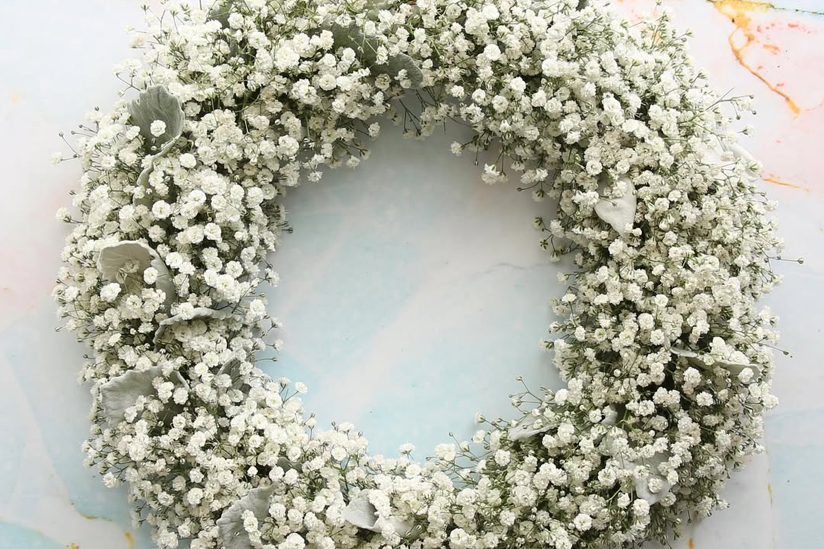 実付きのユーカリや白いシンカルファを丁寧に紡いだ　三日月　リース　クリスマス 実付きのユーカリや白いシンカルファを丁寧に紡いだ三日月リース