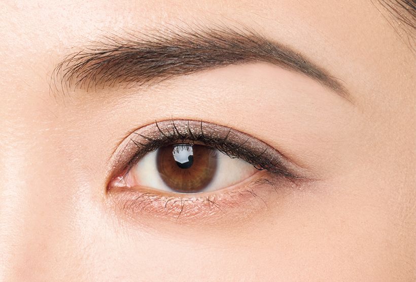 濃淡がなく立体感に乏しい印象。“描いた感”が目立つ眉尻は、美人度が上がる一方、年齢を感じさせます。