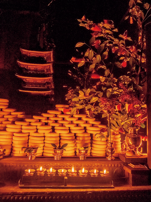 古都・奈良に春を告げる風物詩──1273年も続く伝統「お水取り