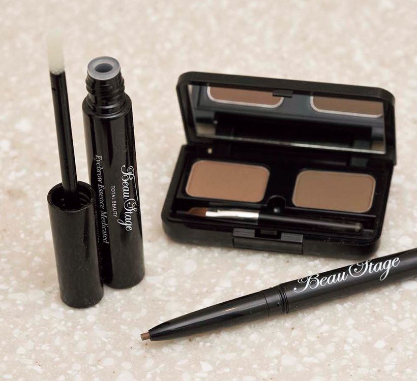 3.自宅でも眉毛ケアができるアイブロウエッセンス（薬用眉毛育毛剤）、ペンシルやパウダーも店舗で購入可能。