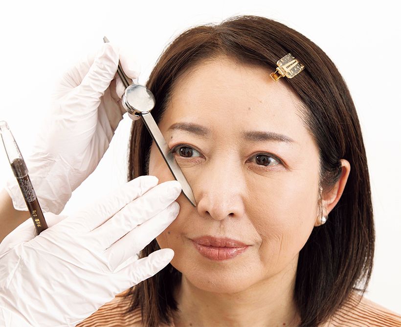 2.眉の見え方が寝た状態とは変わるので、起き上がった状態でも形を微調整。