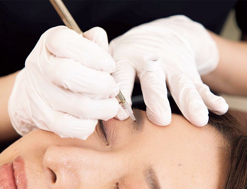 3.施術は毛抜きで毛を抜かれる程度の痛み。2年を目安に退色するので再施術するのがおすすめ。