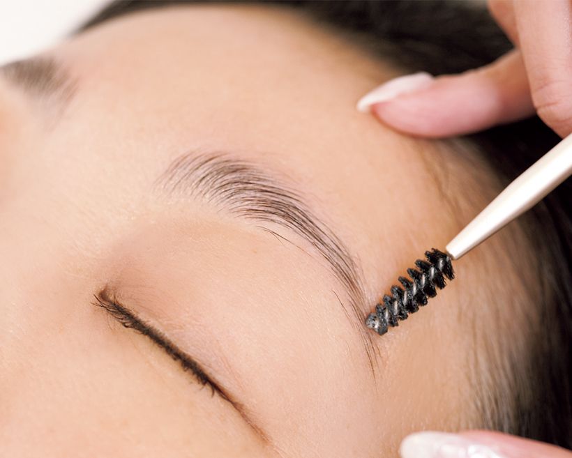 1.眉毛の根本から毛流れを矯正し、ふわっと癖づけ。