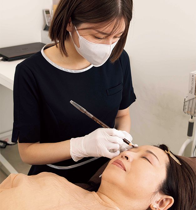 1.施術の範囲をメイクで繊細にデザイン。