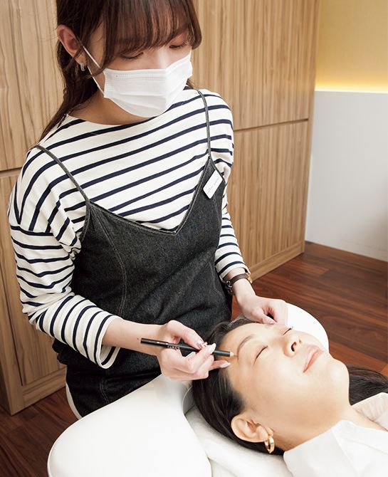 3.無駄毛を整えメイクで仕上げ。カキモトアームズでは、ヘア施術と同日に眉を整えられるので、より美しく。