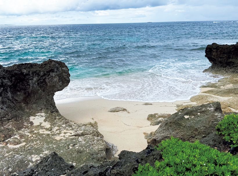 琉球開闢の祖アマミキヨが降臨、あるいは上陸した聖地とされる、久高島のハビャーン（カベール岬）。植物群は国指定天然記念物。