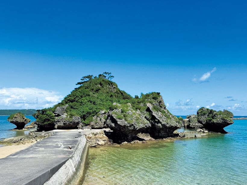 浜比嘉島のアマミチューの墓。毎年正月に字比嘉のノロ（祝女）が中心となり、豊穣•無病息災•子孫繁昌を祈願する祭祀が行われる。