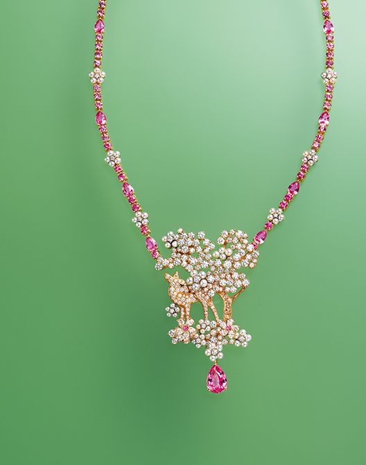 鹿モチーフが愛らしい「ディオール」のネックレス