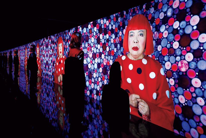 《マンハッタン自殺未遂常習犯の歌》（2010）草間彌生が歌う映像が果てしなく続く。©YAYOI KUSAMA