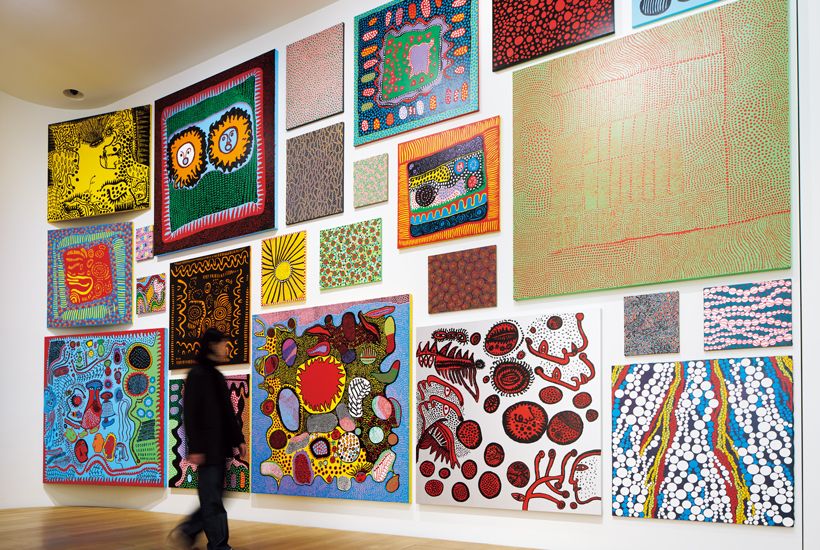 絵画シリーズ「わが永遠の魂」などの作品を中心とした壁面の展示。©YAYOI KUSAMA