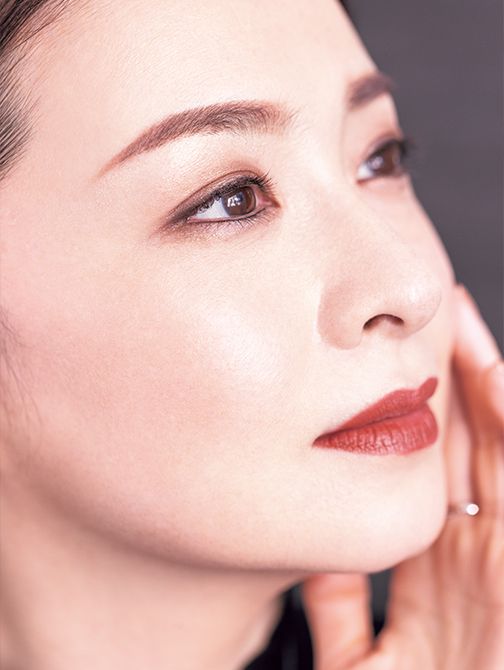 持ち前の透明感を際立たせるみずみずしく艶めくバラ色の肌