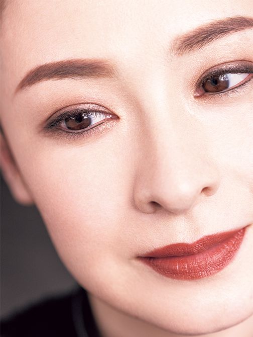 パーツの美しさをそのまま生かし、色と質感で女性像を演出