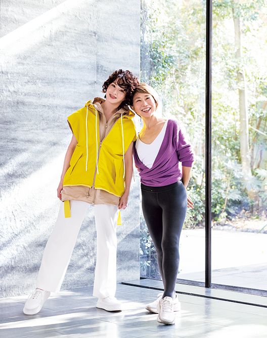 週に1 、2回のペースでスタジオに通い、トレーニングに励む檀さん。KAORUさんとは阿吽の呼吸で、ツーショット撮影もあっという間に終了。信頼関係がうかがえます。（檀さん）ブルゾン21万7800円　パンツ8万6900円／ともにN21（IZA）　靴／スタイリスト私物