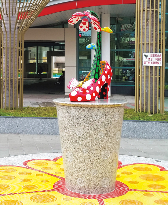 日本各地から海外まで──草間彌生の花と作品に会いに行く | 家庭画報