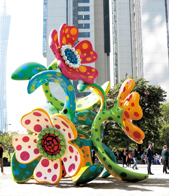 日本各地から海外まで──草間彌生の花と作品に会いに行く | 家庭画報