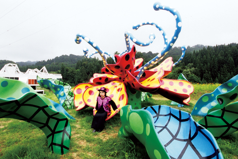 日本各地から海外まで──草間彌生の花と作品に会いに行く | 家庭画報