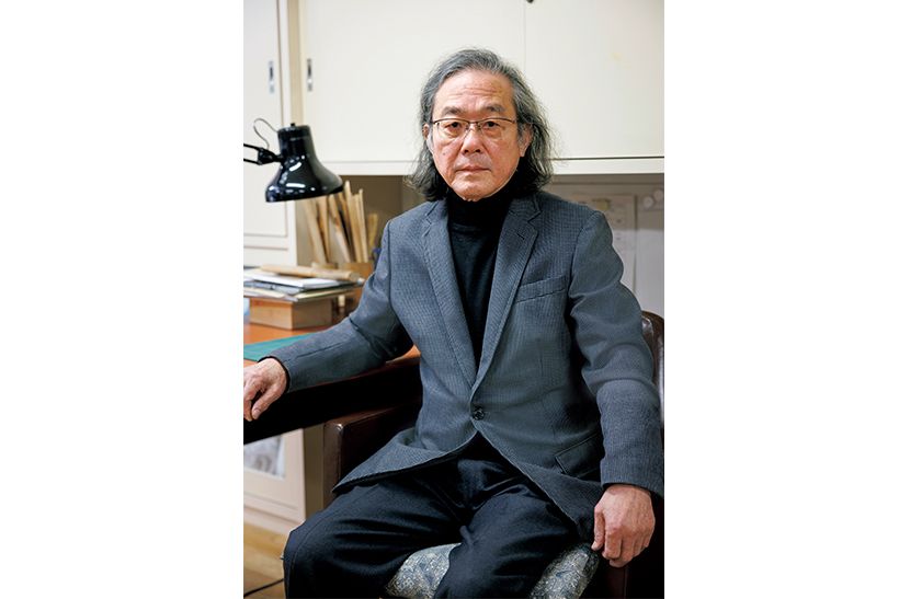 1951年香川県生まれ。人間国宝の磯井正美氏に蒟醤を、田口善国氏に蒔絵を学ぶ。2007年紫綬褒章受章。13年重要無形文化財「蒟醤」保持者(人間国宝)認定。21年旭日小綬章受章。香川漆芸のため、自らの創作と後進の育成に情熱を注いでいる。