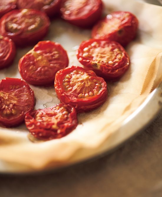 セミドライトマトは冷蔵庫で1週間ほど保存が可能。カリッと焼いたパンにのせれば気のきいたおつまみに。