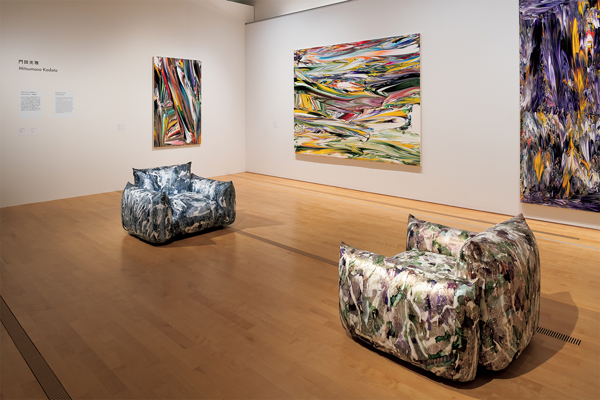 色彩」とその表現に注目した展覧会が開催中。名作ソファのアートピース