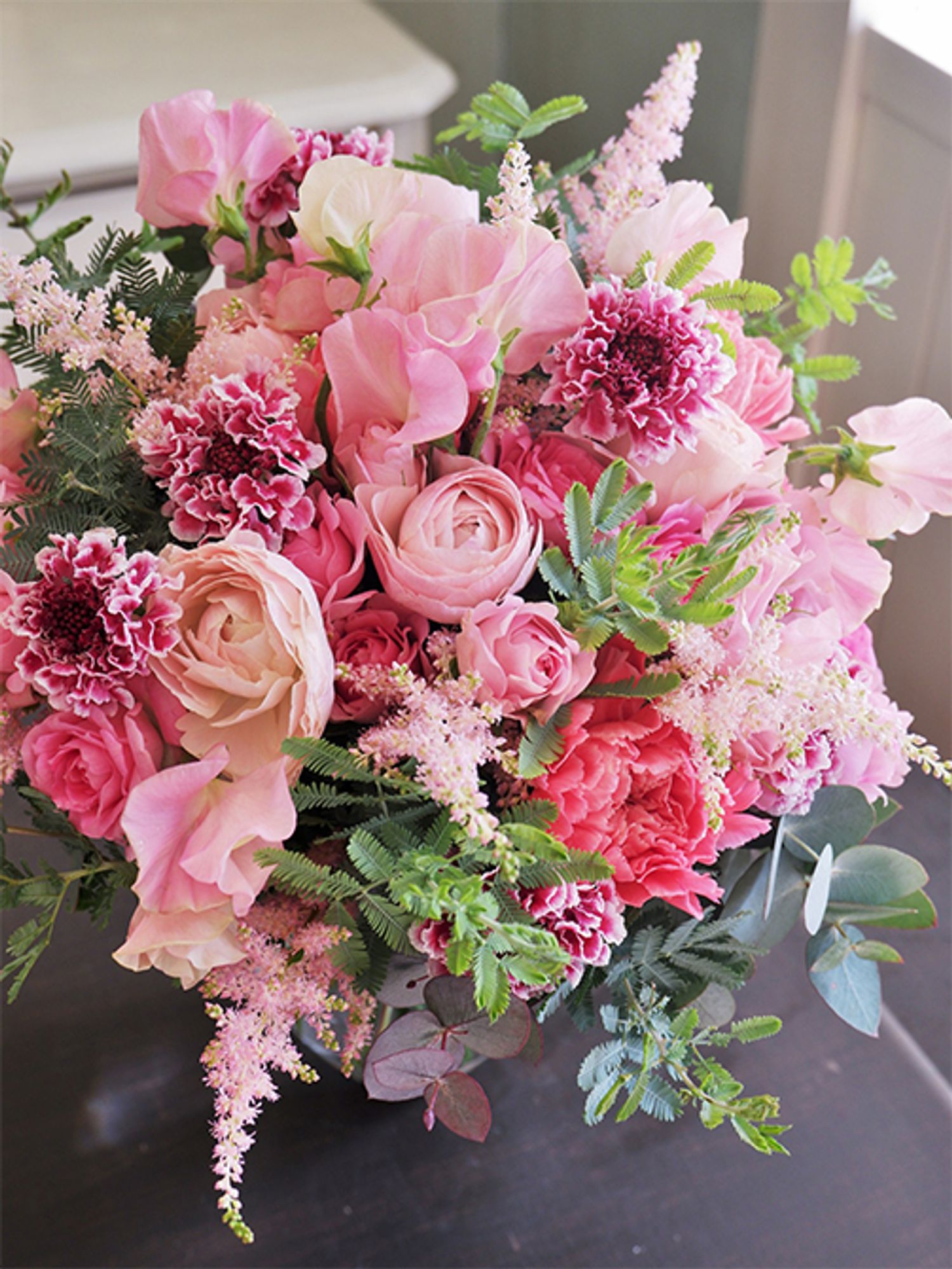 お部屋に飾る春のブーケをオーダーいただき、春のピンクを集めて束ねました。スイートピー‘たきひめ’、ラナンキュラス‘ひらひら’、カーネーション‘トミーミナミ’、バラ‘ディアリー’、アスチルベ‘ライトピンク’、スカビオサ‘クイーン’。春のピンクはこんなに種類豊富です！銀葉アカシアを加えて、ナチュラル感を出しました。