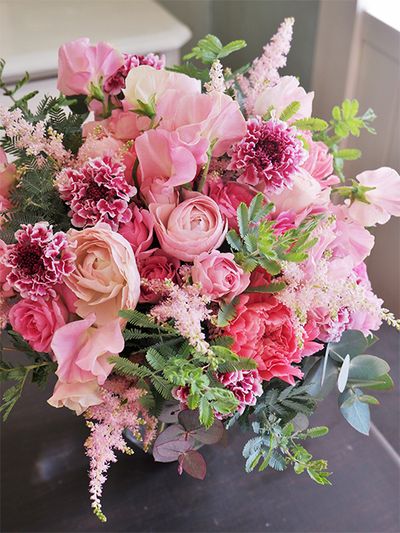 お部屋に飾る春のブーケをオーダーいただき、春のピンクを集めて束ねました。スイートピー‘たきひめ’、ラナンキュラス‘ひらひら’、カーネーション‘トミーミナミ’、バラ‘ディアリー’、アスチルベ‘ライトピンク’、スカビオサ‘クイーン’。春のピンクはこんなに種類豊富です！銀葉アカシアを加えて、ナチュラル感を出しました。