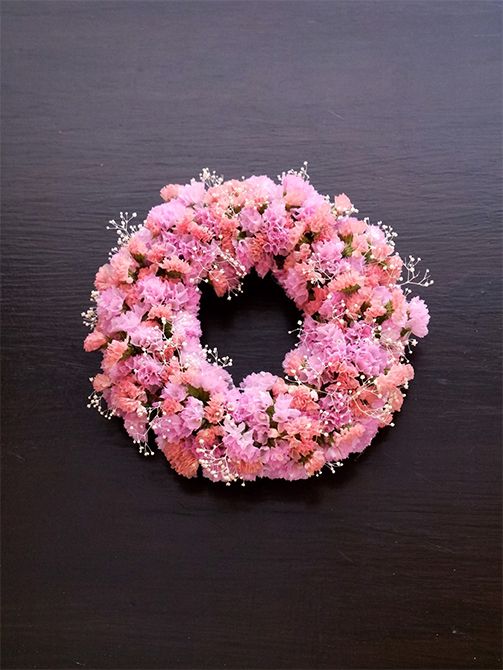 ‘トレモロフレア’と‘ピンクエコー’、スターチス2種のみを使ったリースを制作しました。2つのピンクのニュアンスの違いがよくわかると思います。このまま飾って自然にドライになるので、長くお楽しみいただけます。リースの贈り花もおすすめですよ!