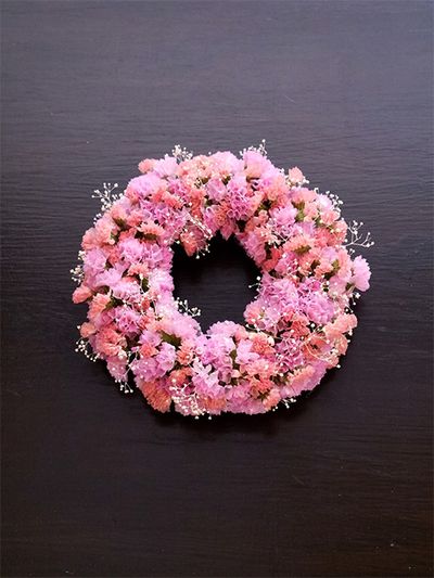 ‘トレモロフレア’と‘ピンクエコー’、スターチス2種のみを使ったリースを制作しました。2つのピンクのニュアンスの違いがよくわかると思います。このまま飾って自然にドライになるので、長くお楽しみいただけます。リースの贈り花もおすすめですよ！