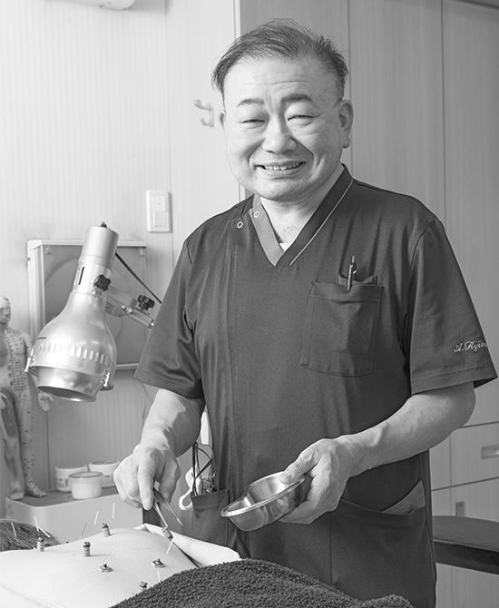 喜島鍼灸院・喜島接骨院 院長 喜島 顕(きじま・あきら)先生 1960年、東京都生まれ。祖父の代から続く接骨院に生まれ育つ。柔道整復師の資格取得後、入院施設のある医療機関などに勤務する。一般的な整形外科疾患、リハビリテーションのほかスポーツ障害に取り組み、高校のサッカーやバレーボールチームのトレーナーも経験。2007年に鍼灸師の資格を取得。08年2月に開業。