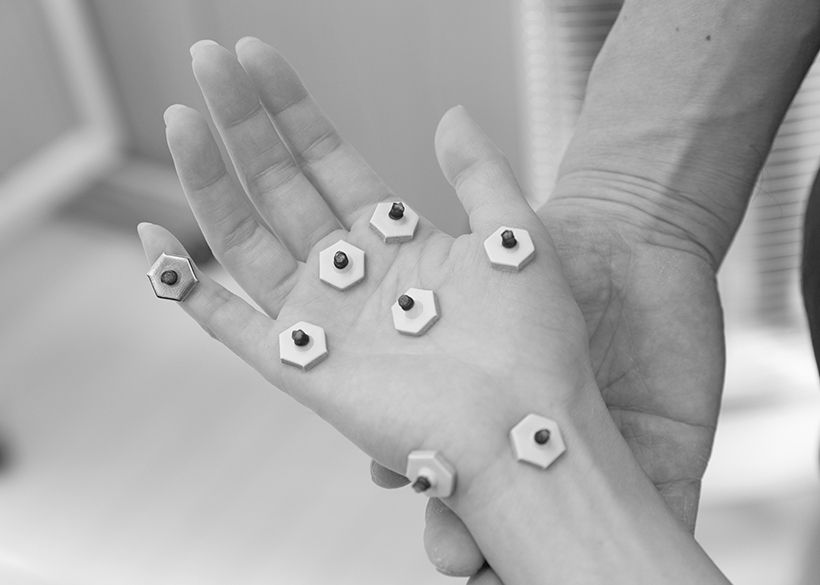 痛みがある部分に温灸を行い、血行の改善を促す。より高い効果を狙い、腱鞘の位置と一致する手のツボを活用することも。