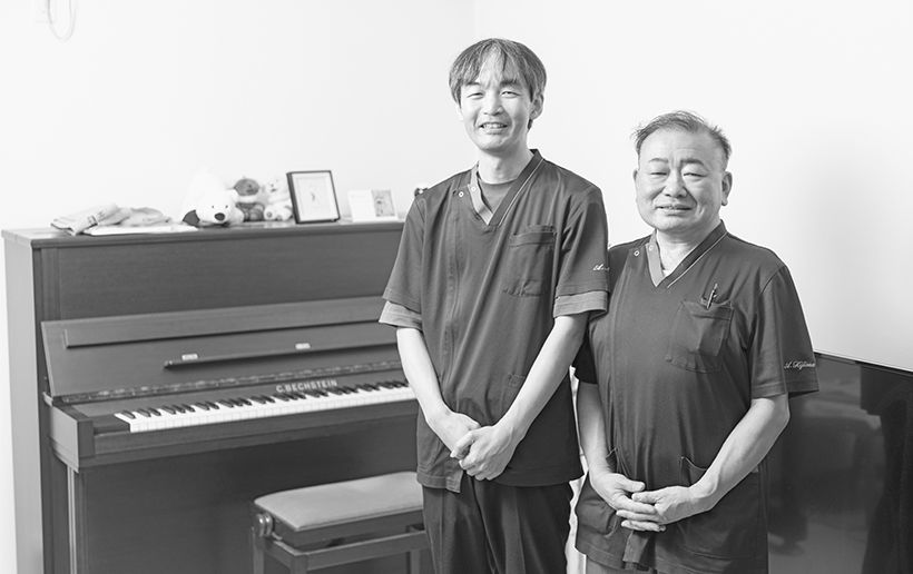 スタッフの宮下明大先生と。地下のサロン室に置いてあるベヒシュタイン製のピアノを施術後に弾いて、手や指の痛みや動きを確認する患者さんも少なくない。
