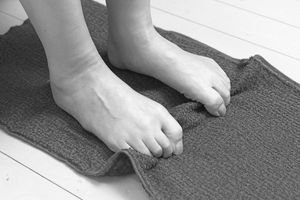 ひじの痛み、腱鞘炎や、足底筋膜の痛みなどを改善する 「簡単セルフケア」