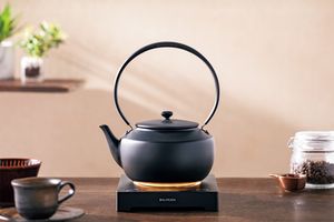 鉄瓶のようなデザインも素敵！ 1℃単位で温度調節できる「バルミューダ 」の最新型ケトル