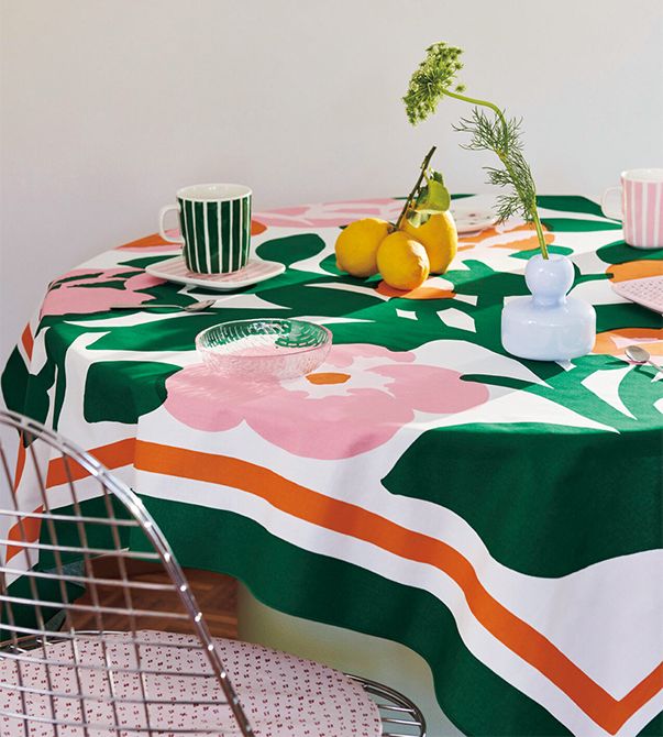 ダイナミックな花柄のテーブルクロス