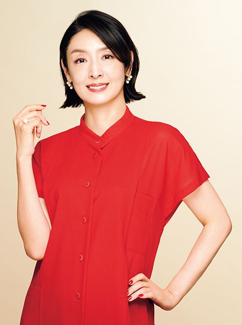 シャツ（参考商品）／ISSEY MIYAKE（ISSEY MIYAKE）イヤーカフ15万4000円／カドー（CADEAUX六本木ヒルズ店）リング2万1450円／ルーナ（チェルキ）