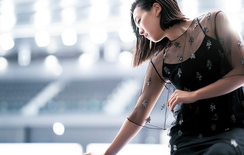 ドレス83万500円（3月中旬発売予定、予定価格）／フェンディ（フェンディ ジャパン）イヤリング122万7600円（予定価格）／ブシュロン（ブシュロン クライアントサービス）